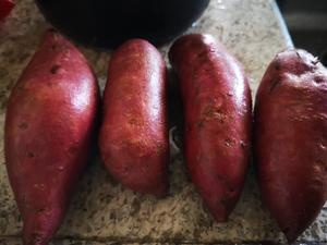 最最最省事又好吃的红薯做法—电饭锅红薯的做法 步骤1