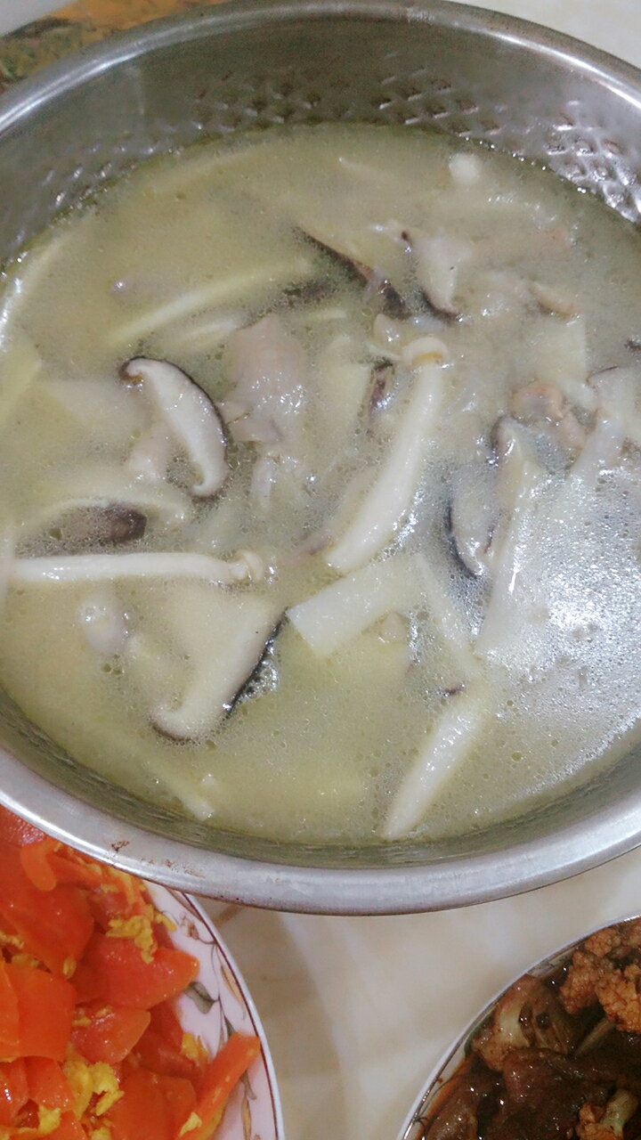 喵阿杪家常篇之鲜香菌汤的做法