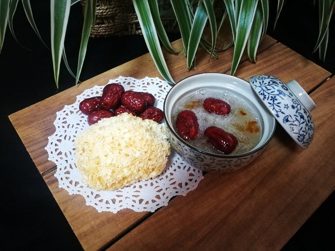 桃胶银耳红枣羹