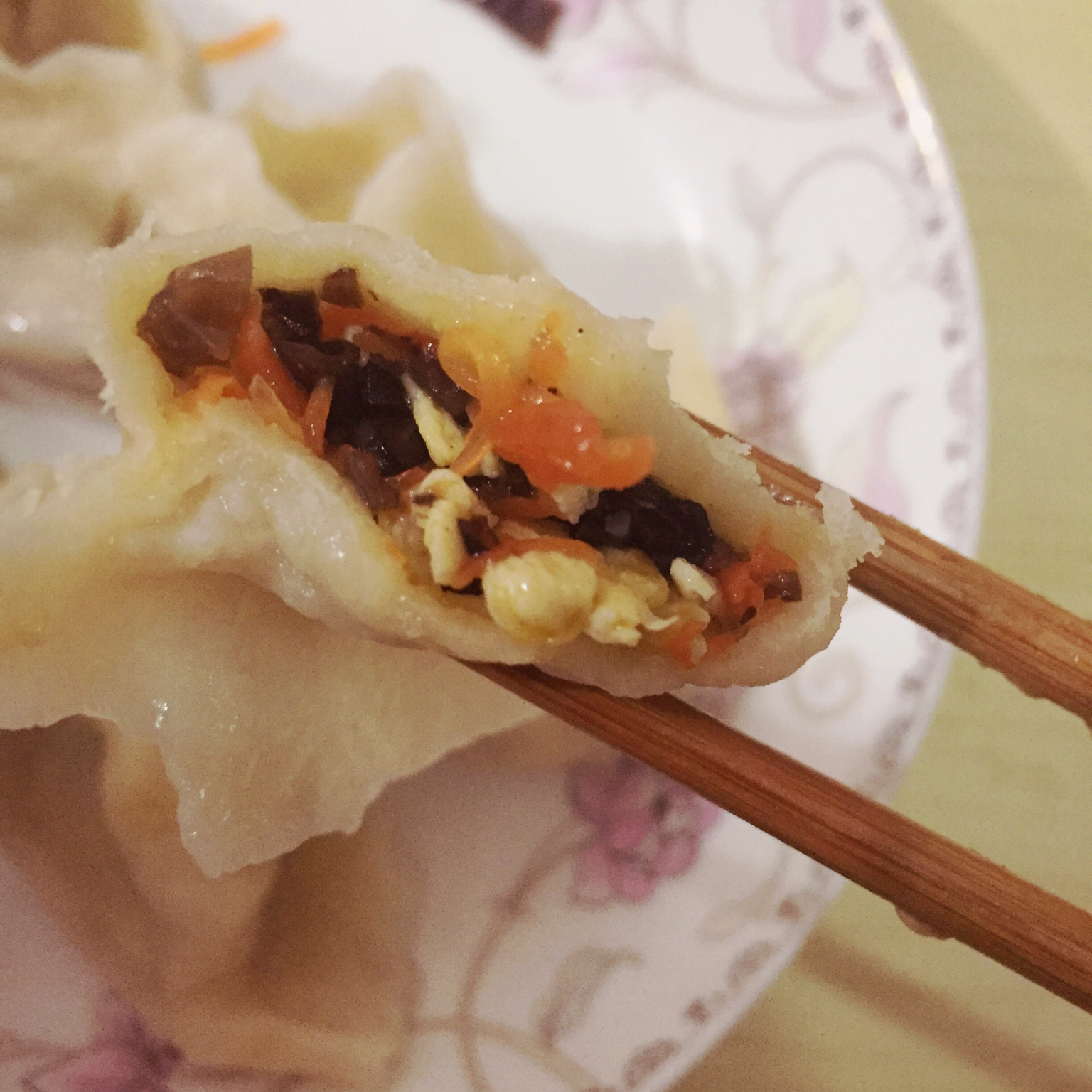 手机用户0321_va1y做的胡萝卜鸡蛋香菇木耳素馅饺子