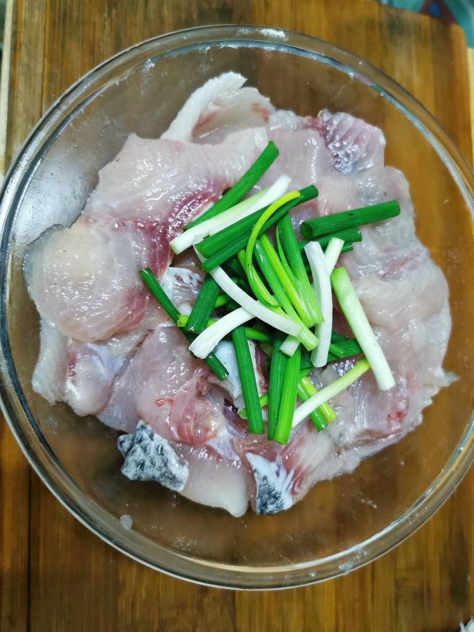 超好吃的酸菜鱼（配海底捞酸菜鱼料包）的做法 步骤1