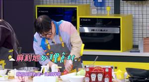 【拜托了冰箱】第六季张若昀菜谱:安贤珉-凉拌豆腐荷兰豆的做法 步骤2