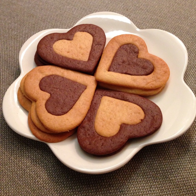 黑眼圈小姐做的双色心形饼干