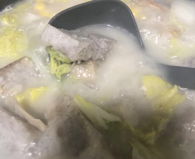 入门级的奶白奶白的香芋鱼头汤,做法很简单,还加了娃娃菜,又营养又鲜甜的哇的做法