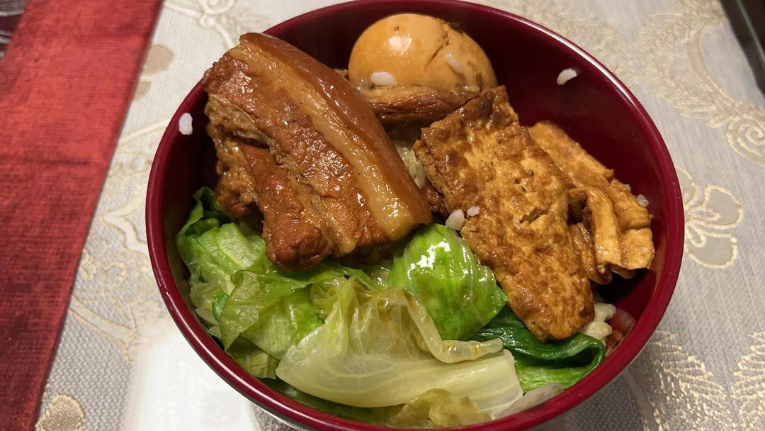 大肉干饭才有精神，大块吸满汤汁的把子肉还有炸豆腐，真满足！