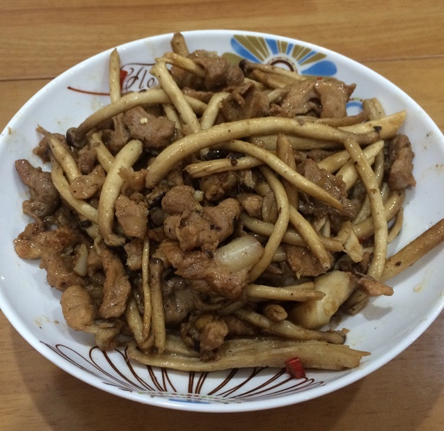 茶树菇炒猪展肉的做法