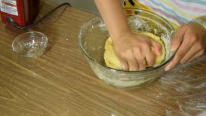 《糯米团子的厨房日记》奶黄流心月饼的做法 步骤8