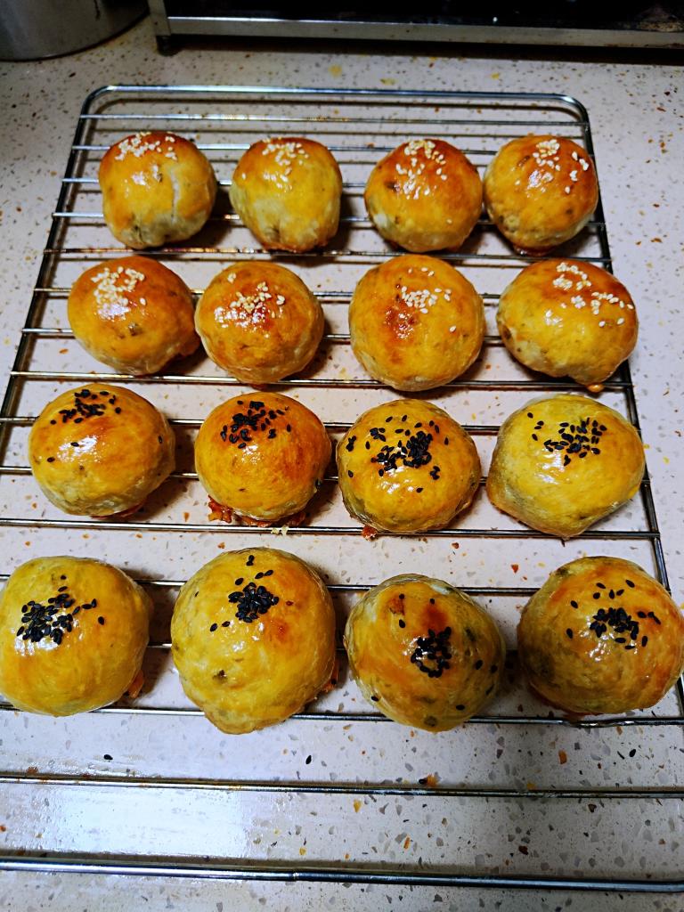 不吃葱星人和吃葱星人看到都沉默的葱香蛋黄酥（处理中秋节边角料手抓饼版）