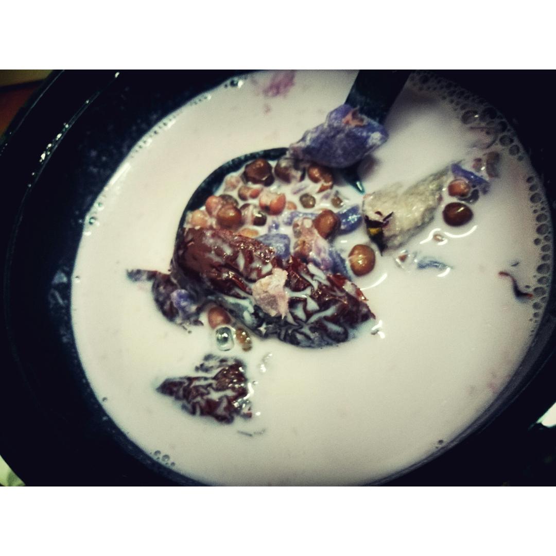红枣红豆薏仁牛奶粥