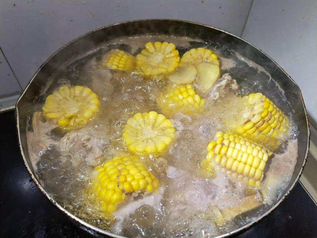 筒子骨玉米萝卜汤
