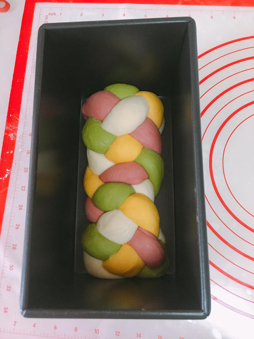 彩色辫子吐司