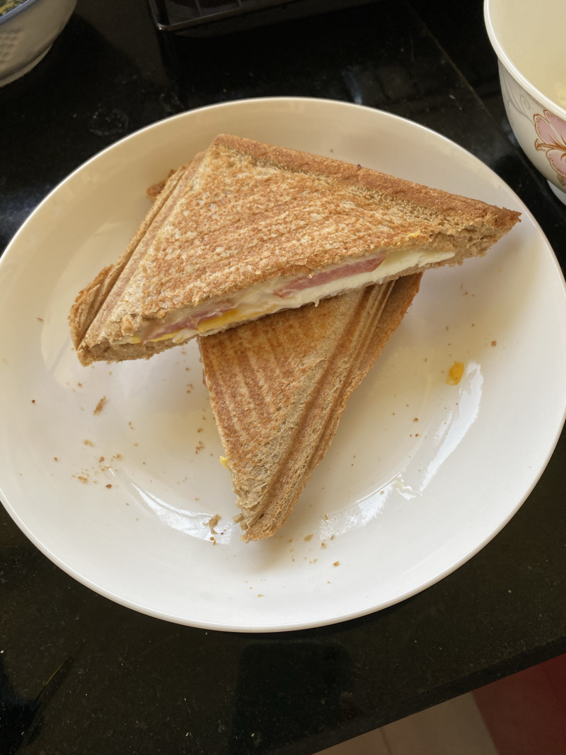 巨简单的Bruno轻食机早餐：烘烤三明治