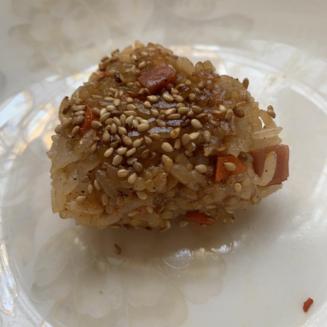 剩米饭的神仙吃法，肉松酱油烤饭团，平底锅就能做哦～