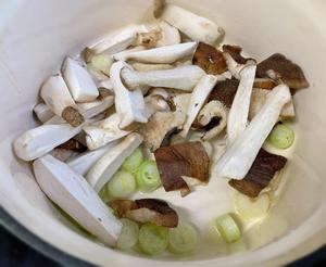 快手靓汤3——韩式辣豆腐年糕汤的做法 步骤3