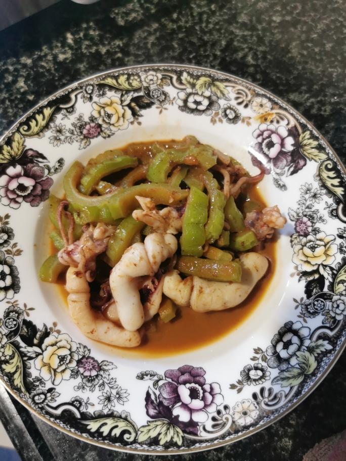 清热苦瓜炒鱿鱼的做法