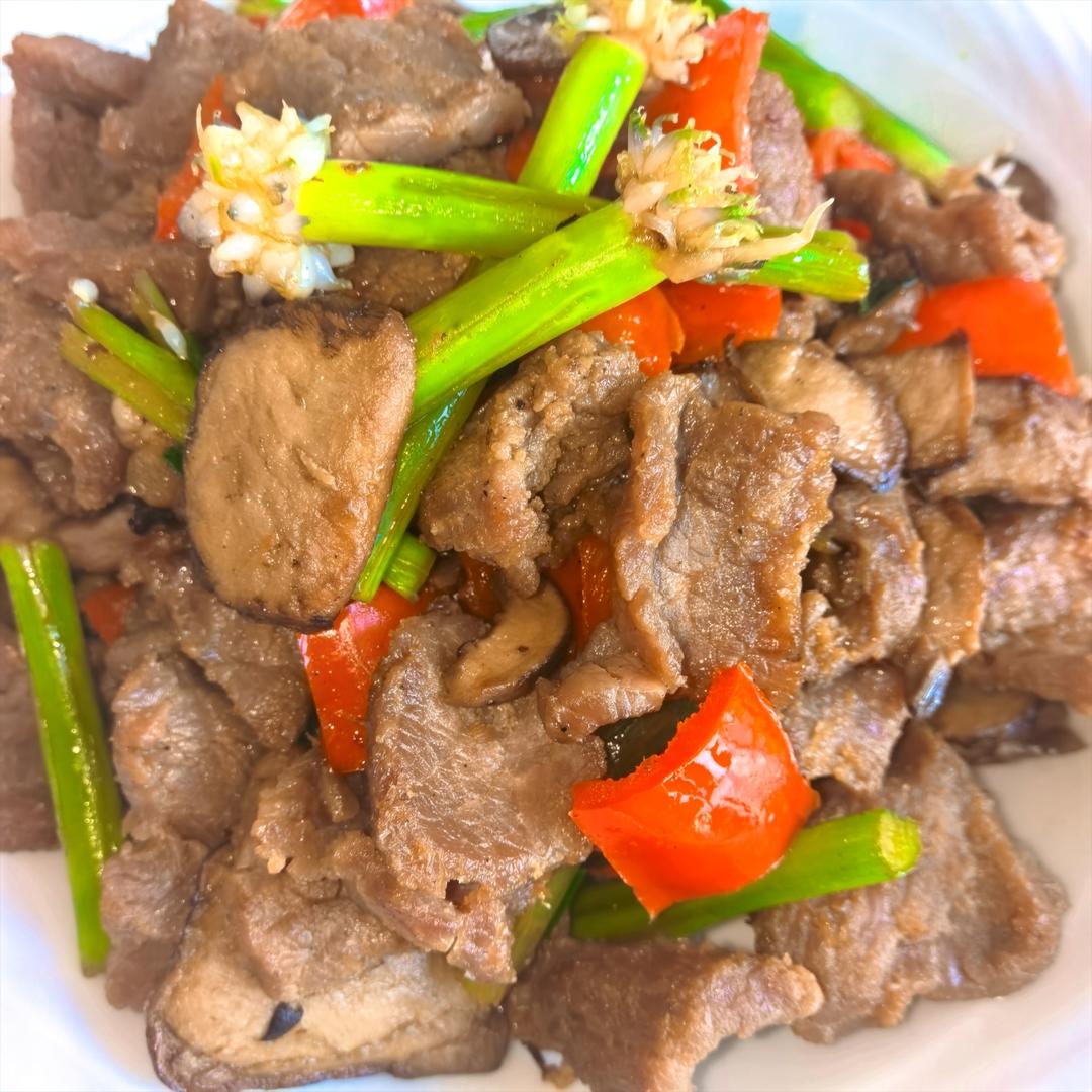 蒜薹花牛肝菌红椒炒牛肉