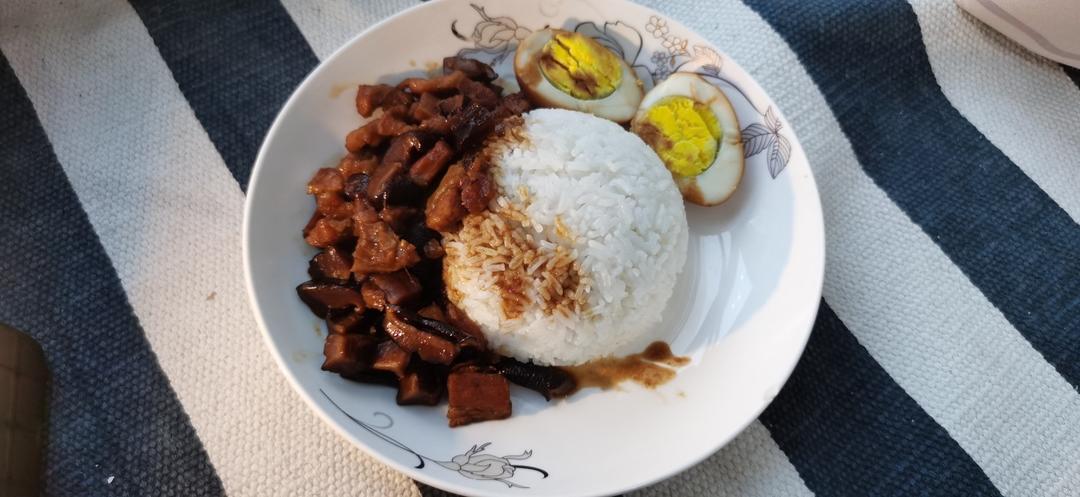 【卤肉饭】