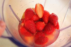 草莓柠乐 Strawberry Lemonade的做法 步骤2