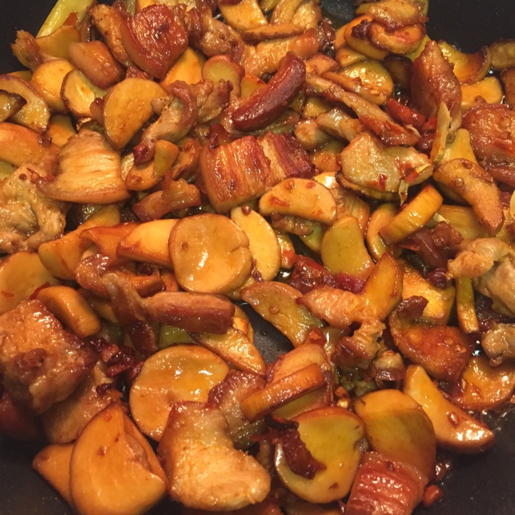 五花肉爆炒杏鲍菇