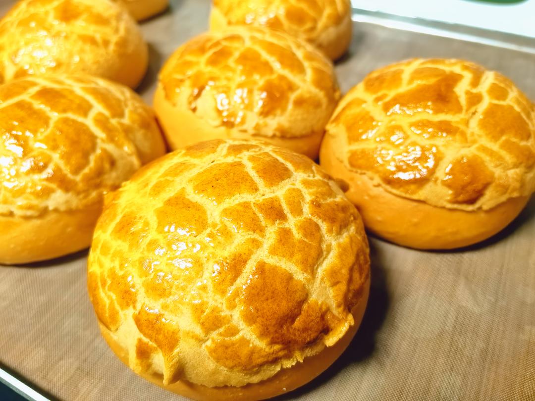 做100款面包の12：在家开茶餐厅!港式菠萝包 –不划格子自然裂开的香酥脆皮！菠萝油/酥皮包