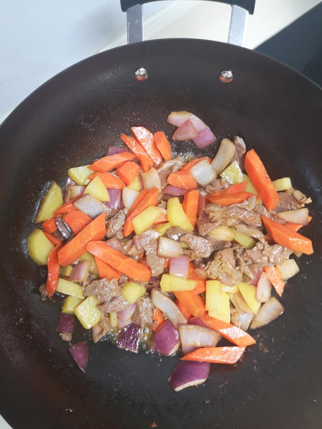 羊肉手抓饭，有菜有肉又有饭，电饭煲版的做法 步骤2