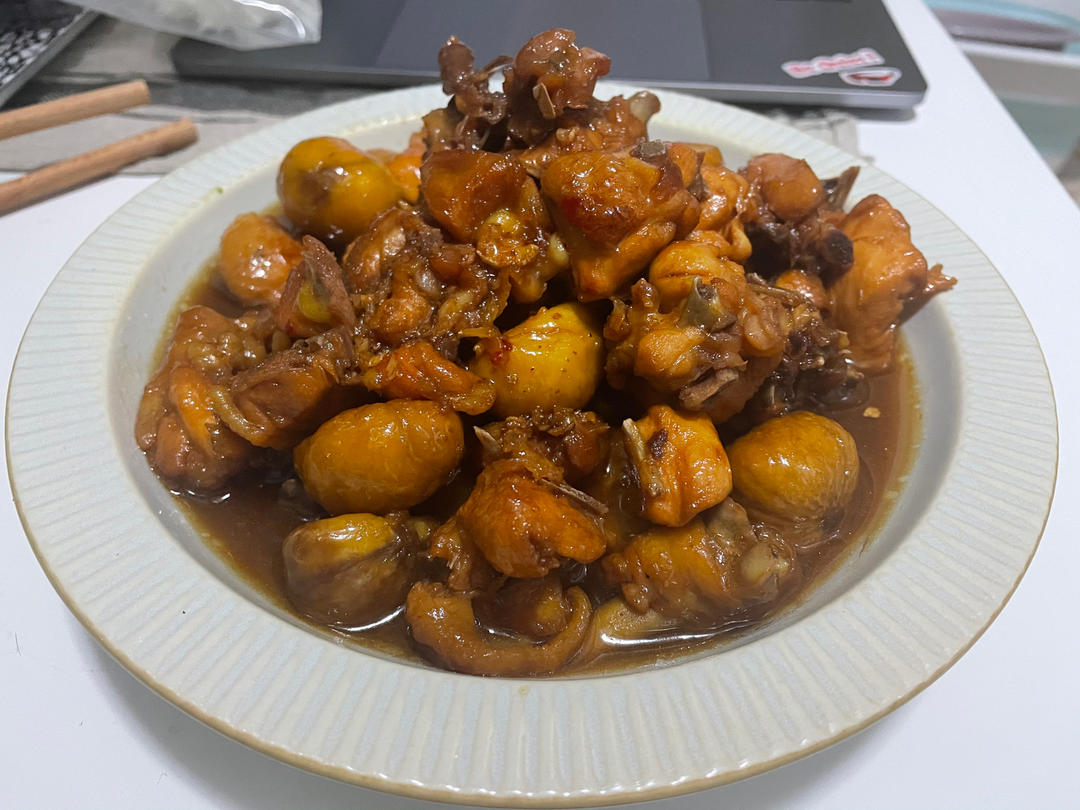 厨师长教你：“板栗烧鸡”的家常做法，咸鲜美味，汤汁浓郁