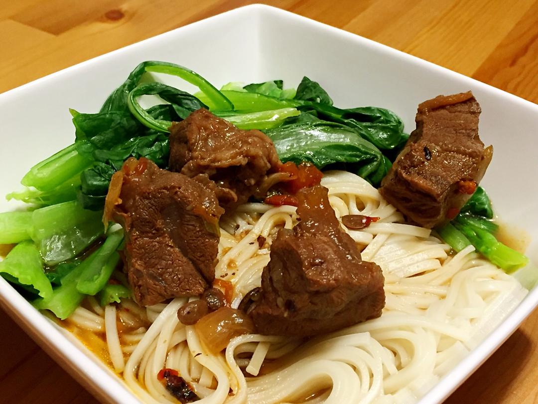 南山有槐花做的台式香辣红烧牛肉面