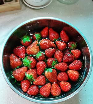 无添加自制草莓酱（面包机版）的做法 步骤1