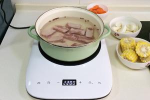 胡萝卜玉米山药排骨汤的做法 步骤3