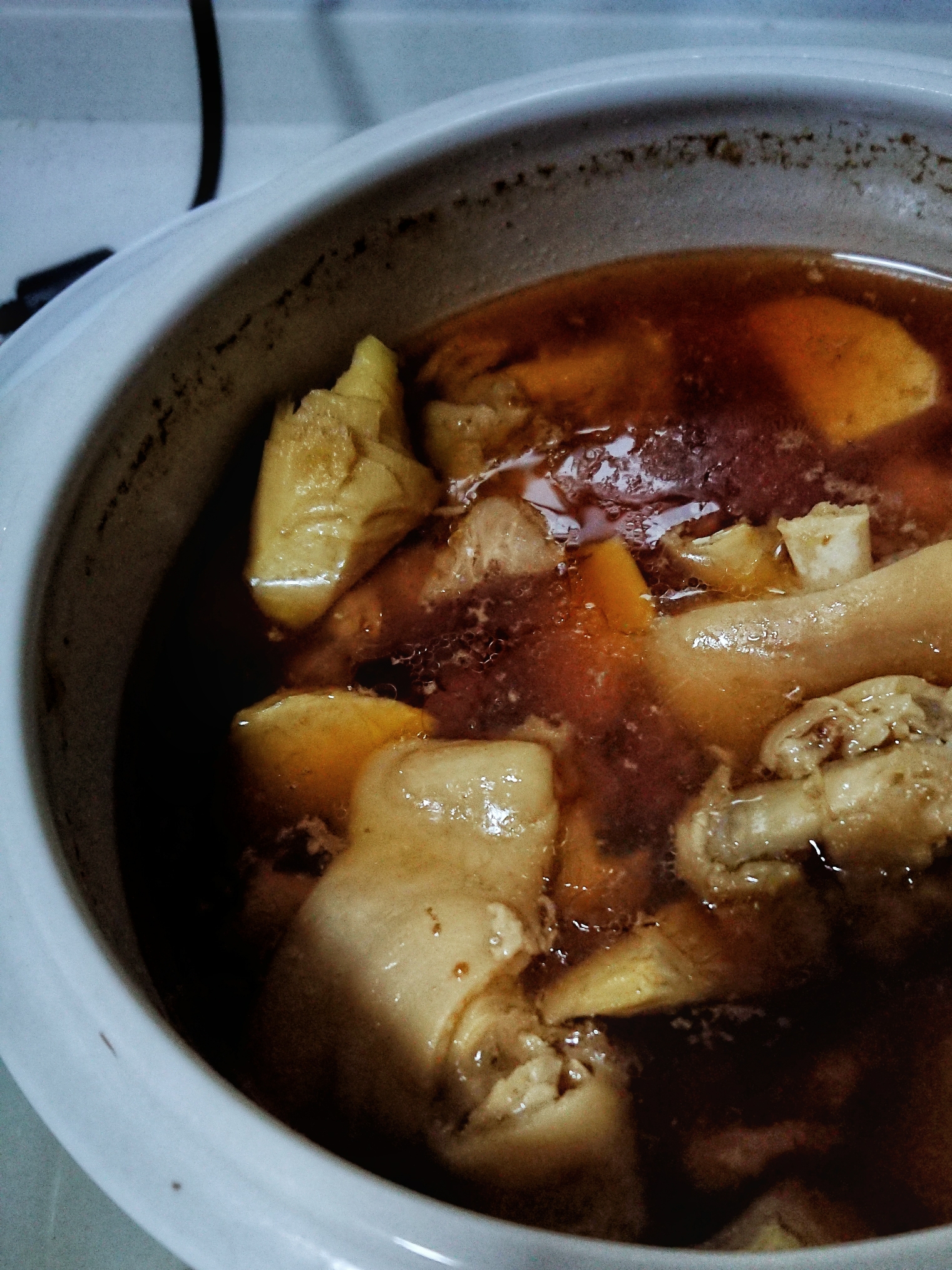 炖锅：火腿猪蹄冬笋汤的做法