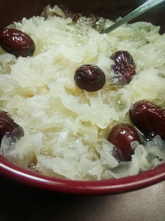 冰糖银耳红枣汤