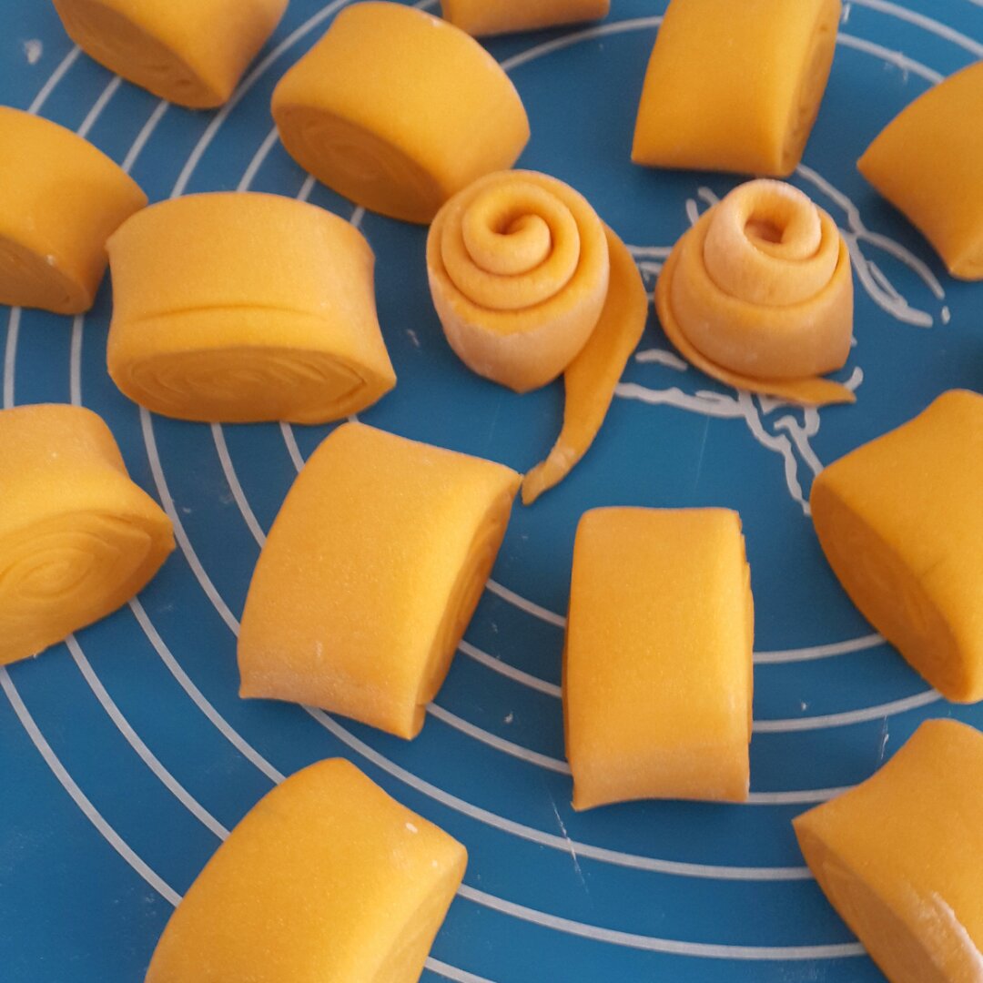 新手也可以--详解如何做出人见人爱、金黄的南瓜馒头