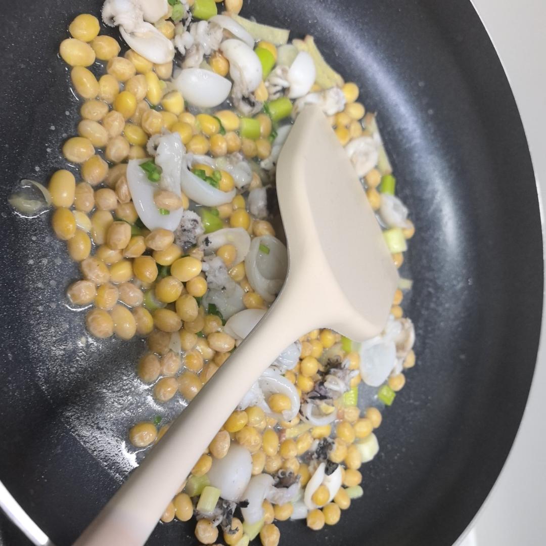 黄豆炒墨斗鱼