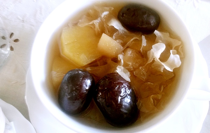 雪梨银耳红枣汤