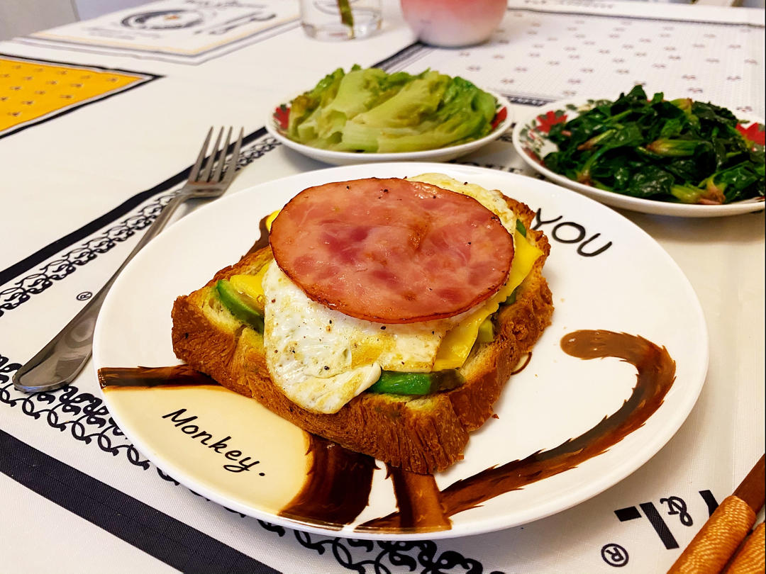 元气早餐：牛油果煎蛋火腿吐司