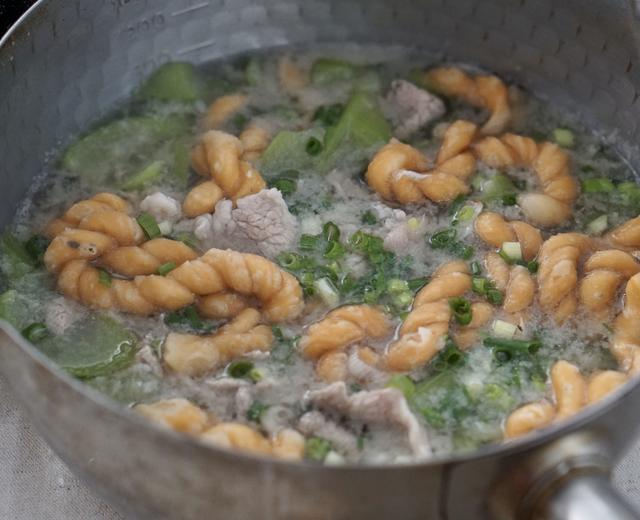 丝瓜麻花肉片汤的做法