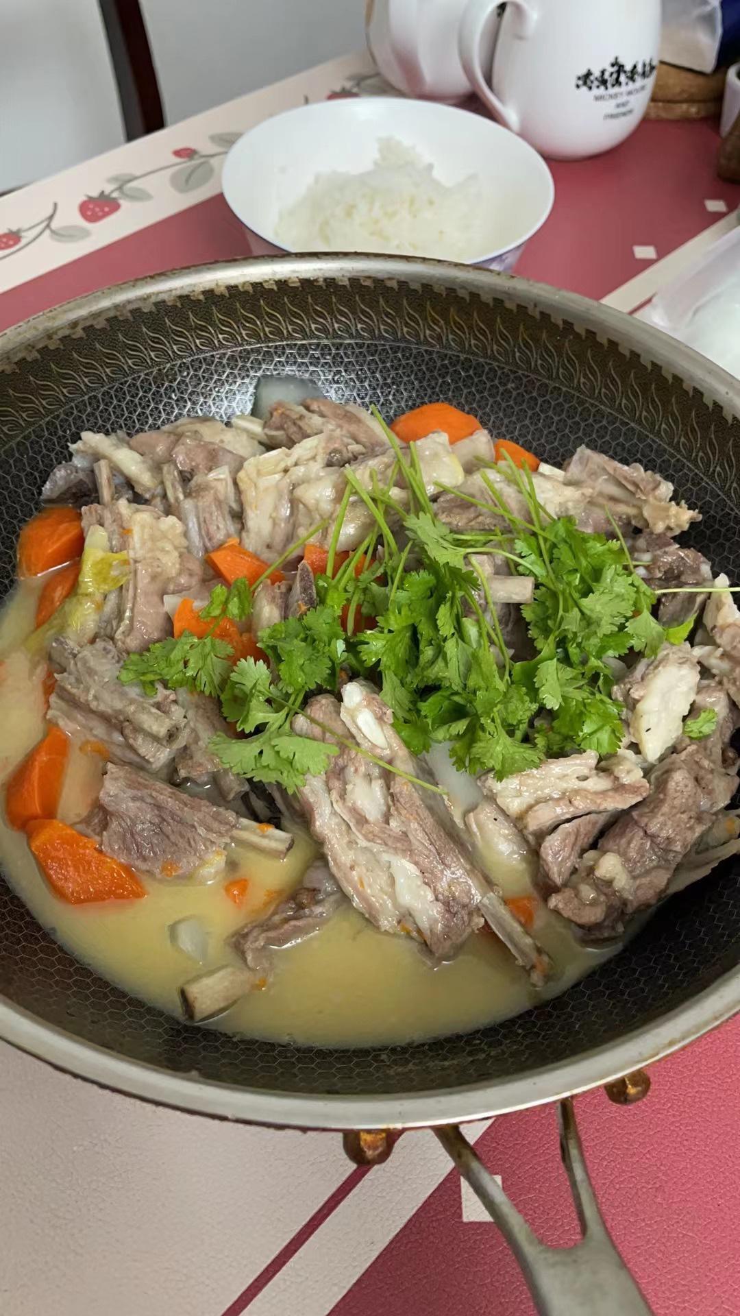 胡萝卜炖羊排的做法