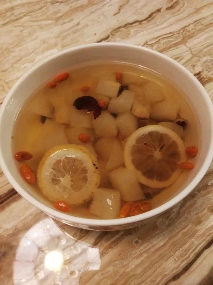 降暑神器柠檬雪梨汤