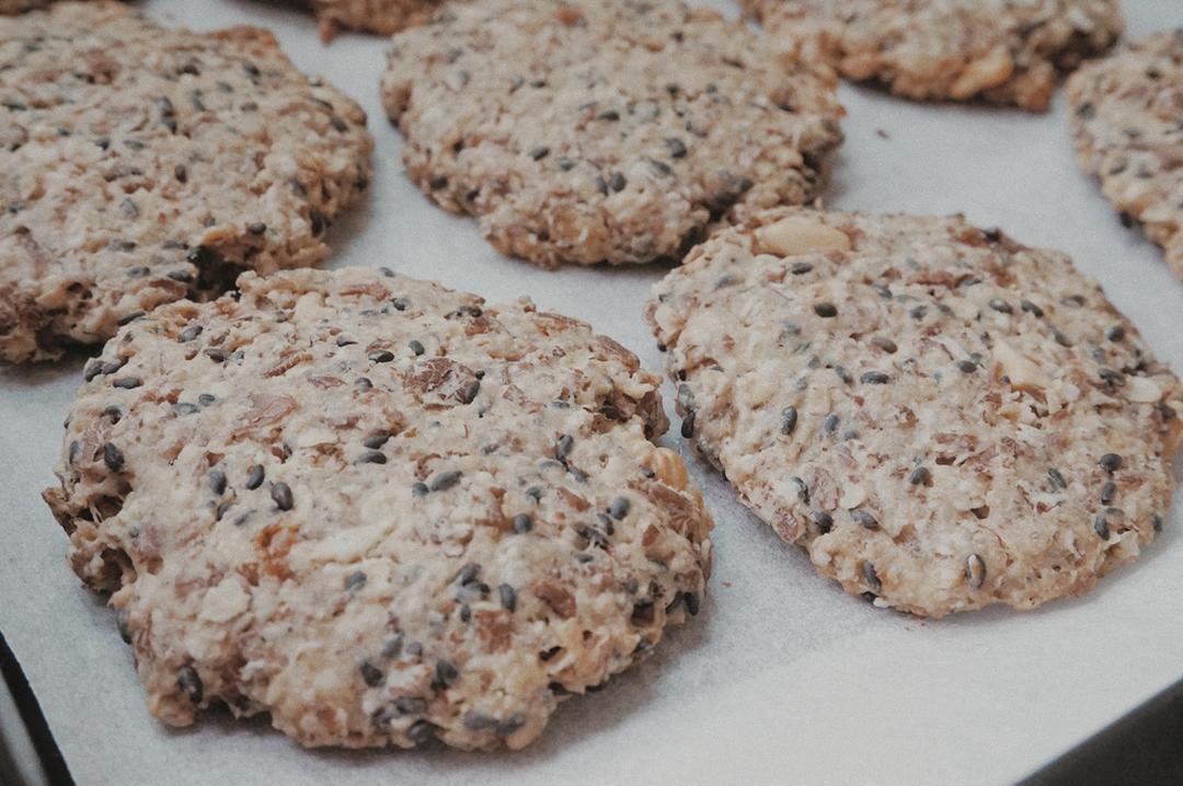 素食:有机燕麦芝麻大饼干