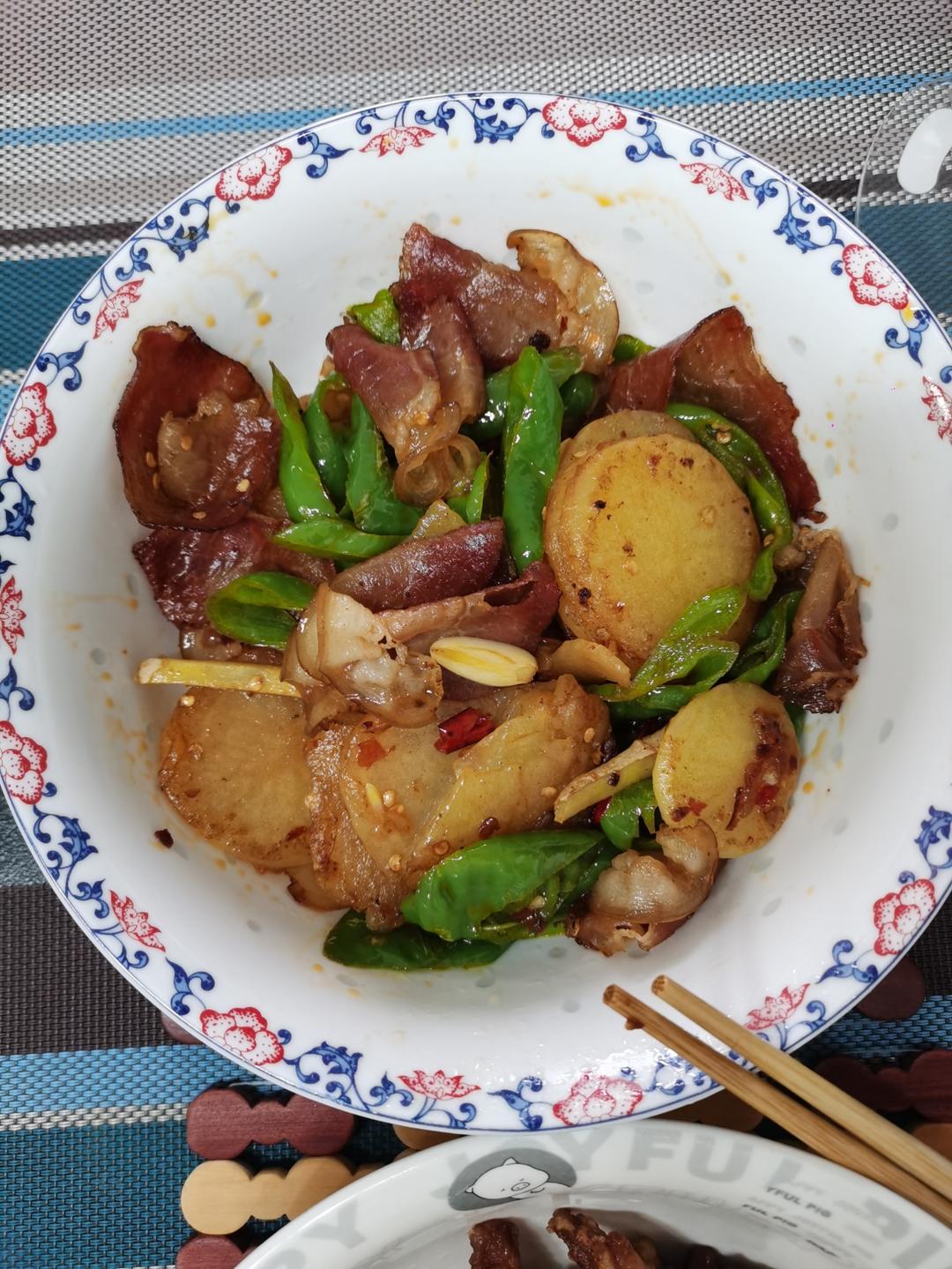 不放一滴油做干锅～土豆片青椒炒腊肉