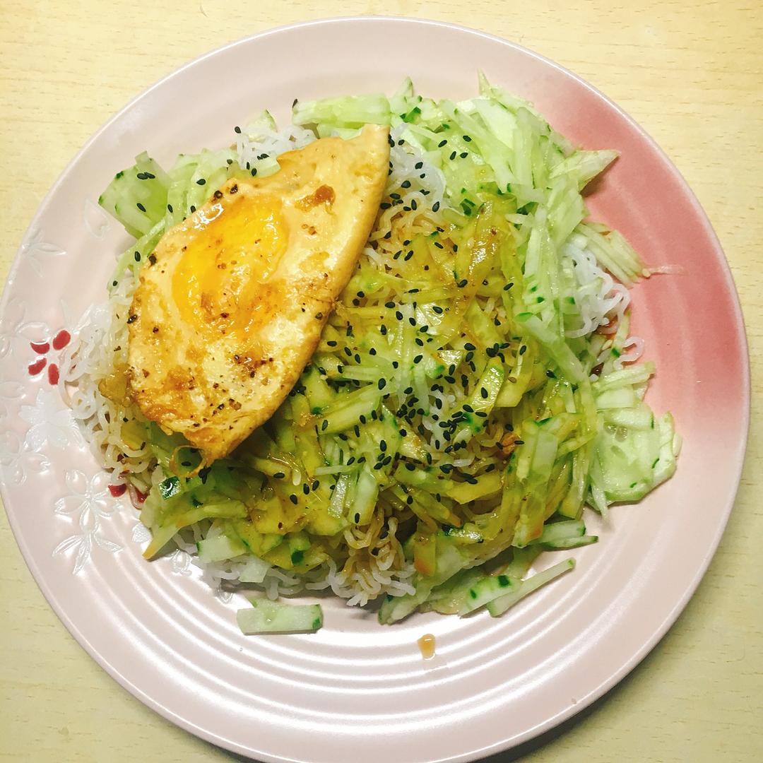 黄瓜芝香凉拌面丨健康·三餐