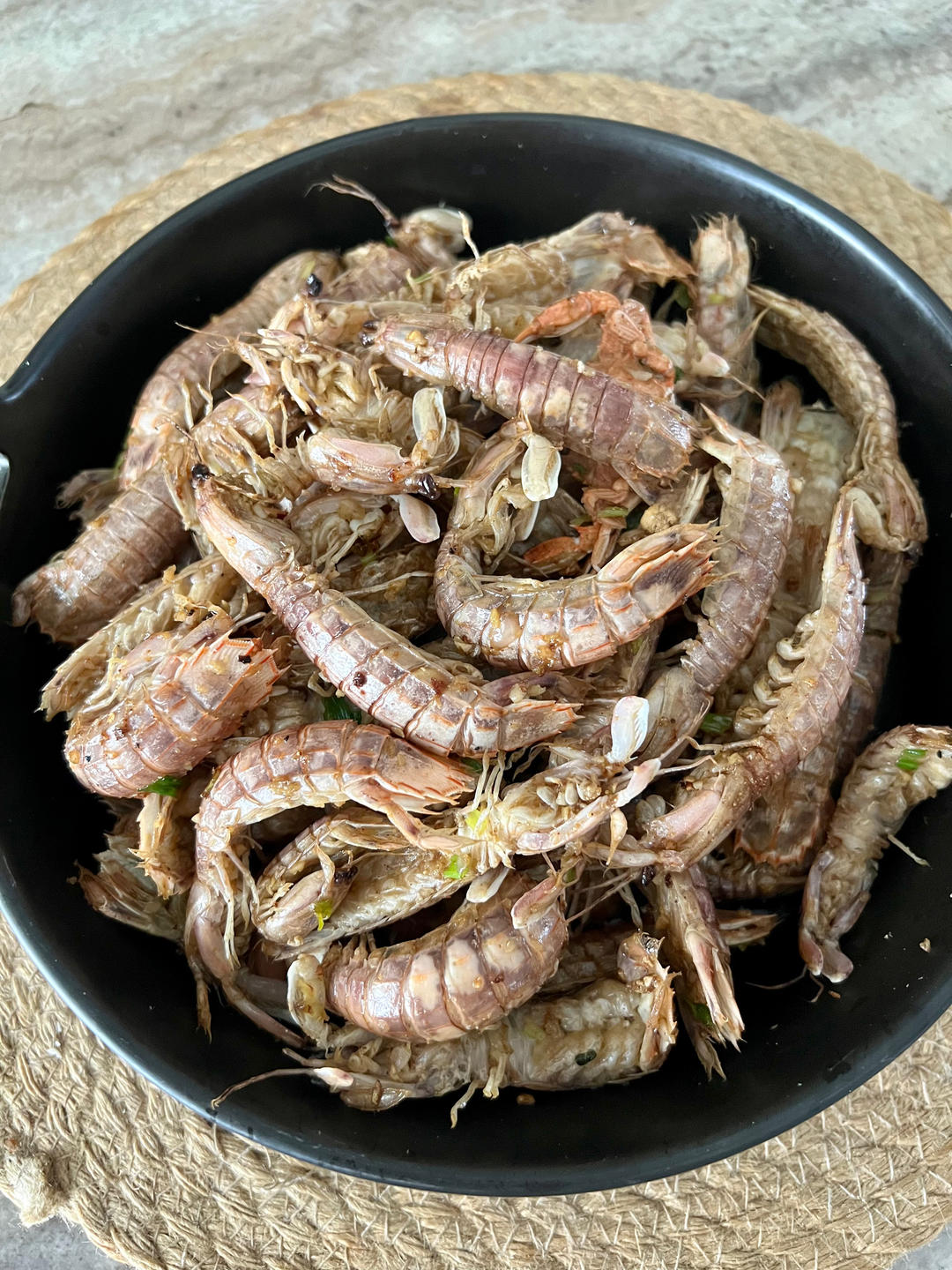 无油炸版的椒盐皮皮虾和巧拨虾壳的方法