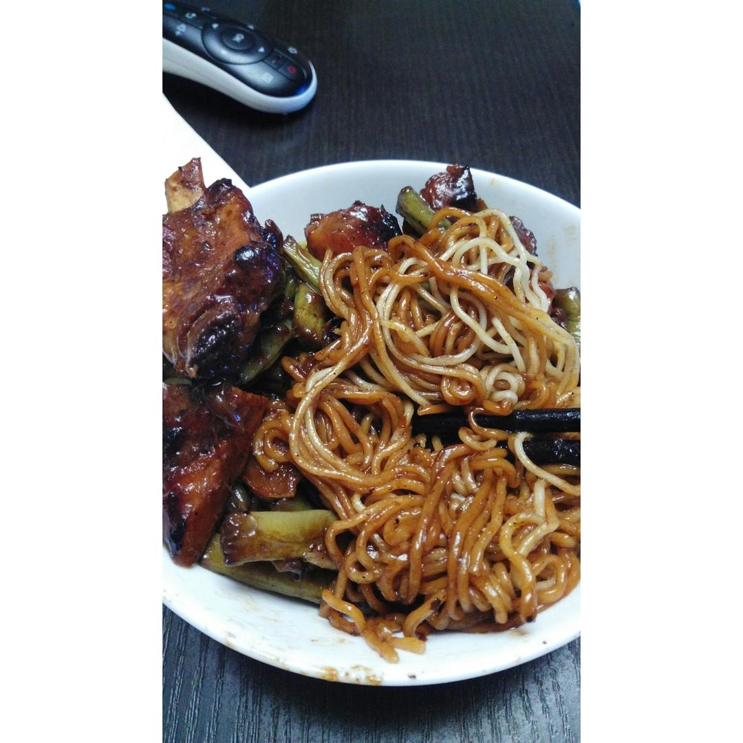 最适合夏天的一锅出--酱香豆角焖面