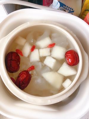 红枣枸杞冰糖雪梨银耳汤的做法 步骤1