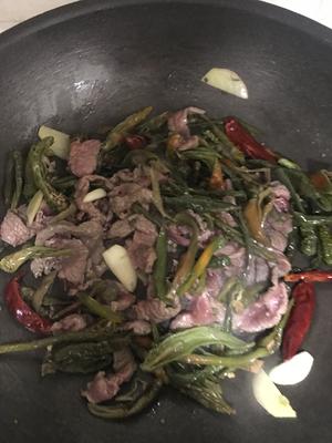 干辣椒炒牛肉的做法 步骤8