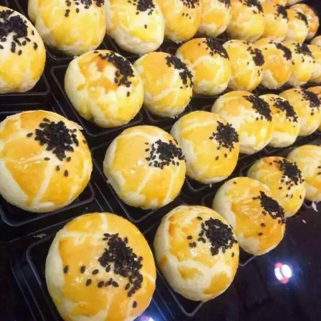 萌得掉渣渣的蛋黄酥