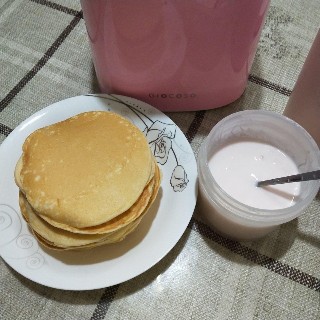 【酸奶松饼yogurt pancake】，搭上黑莓果酱和枫糖的美味。