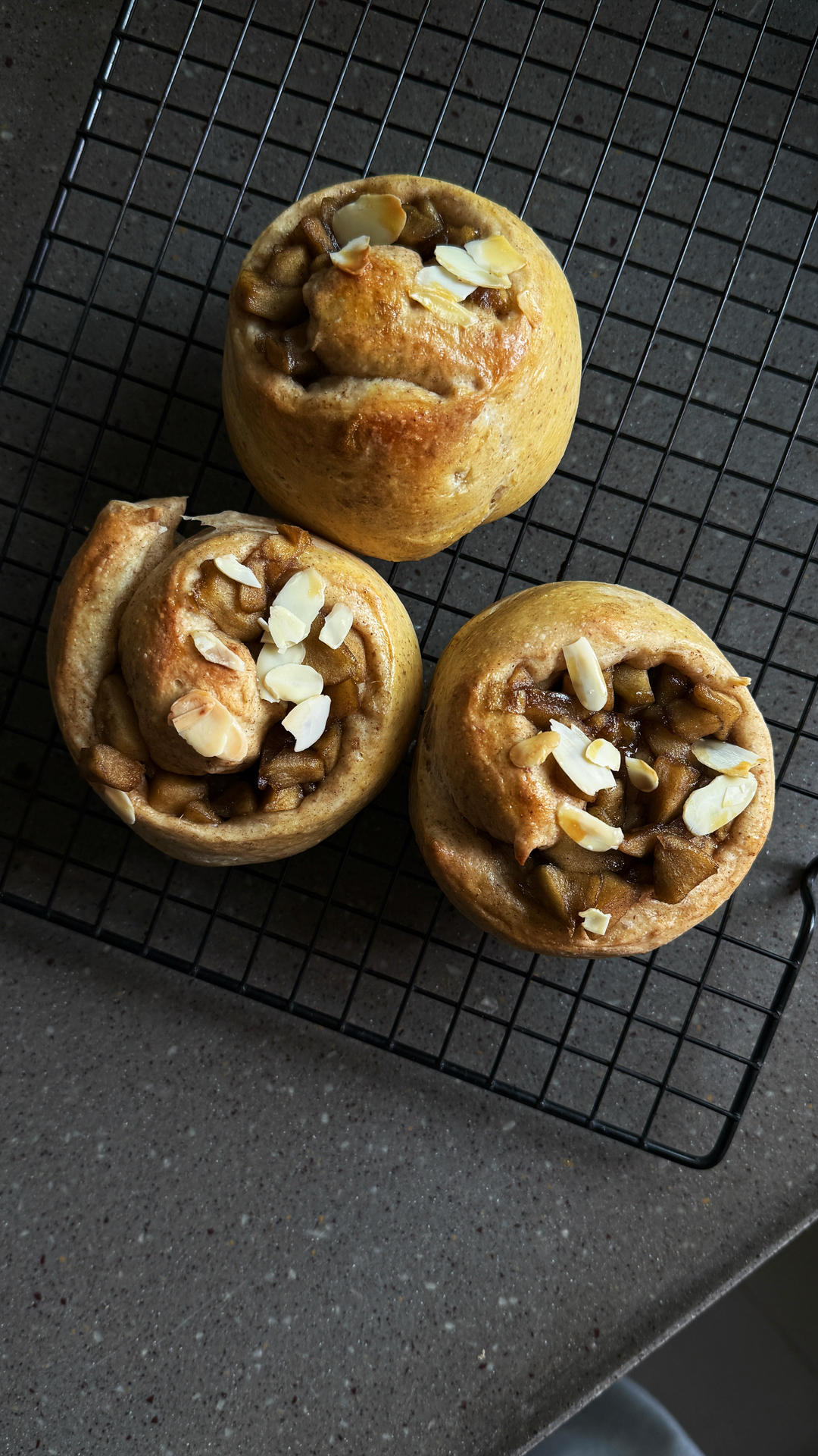 寒冷的冬天，来个「焦糖苹果肉桂卷」吧！