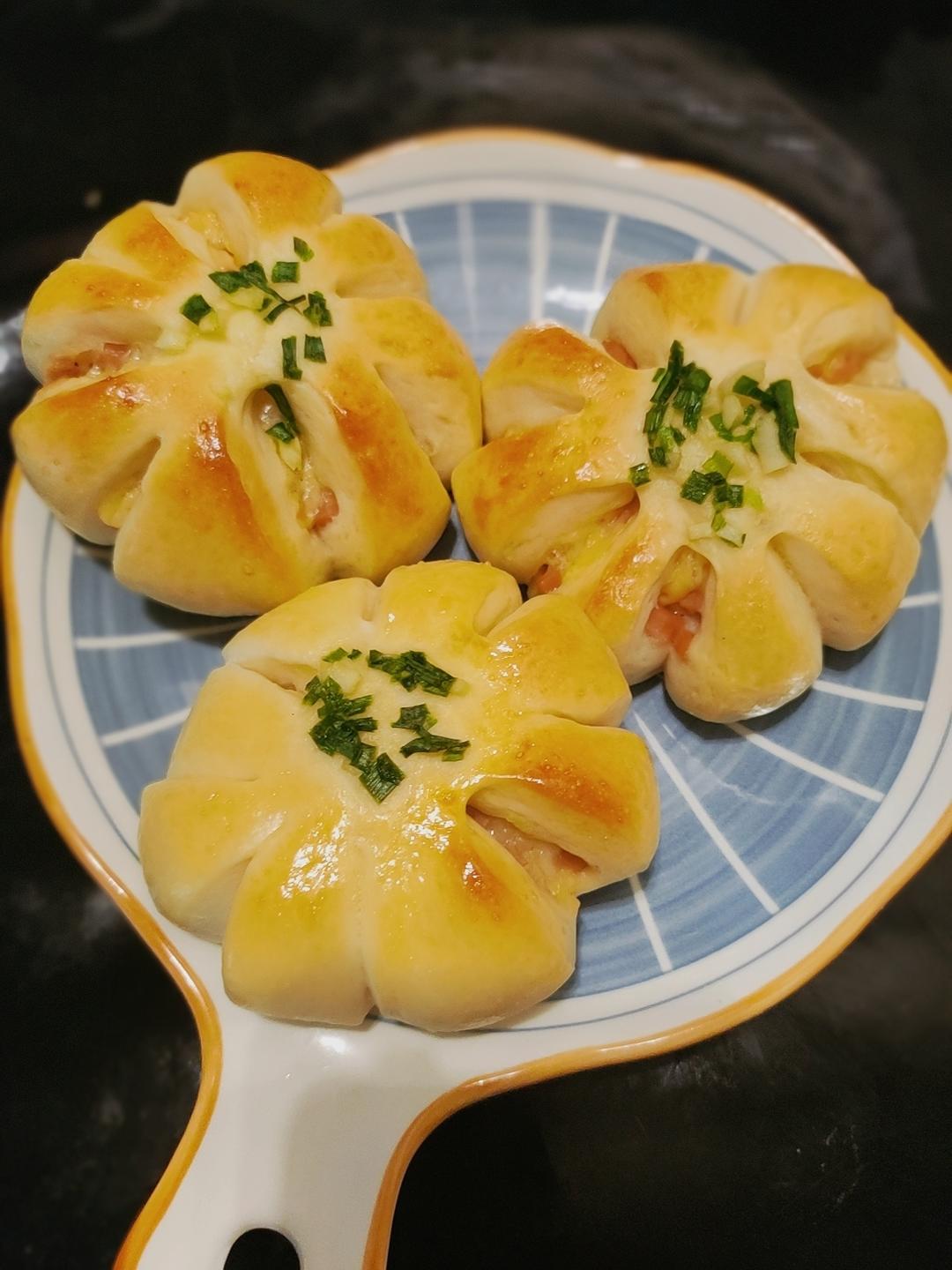 『美味咸香』椒盐土豆香肠花花包