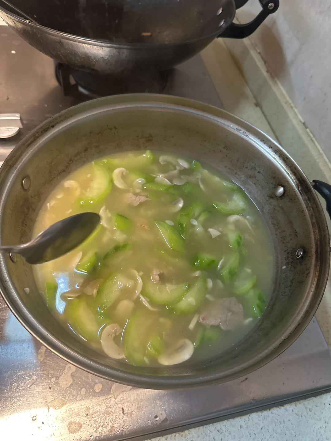 汤鲜味美！适合天热喝的刮油神汤～丝瓜蘑菇汤